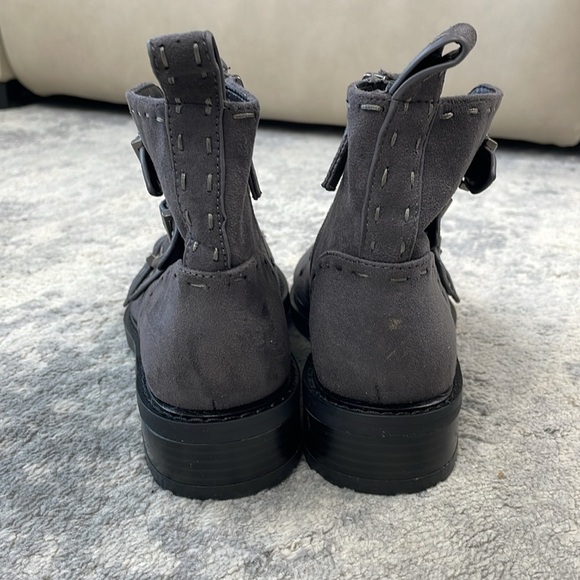 New Aerosoles Aware Arezzo Buckle Ankle Boots Booties Grey Gray Moto Sz 5 - Picture 5 of 16